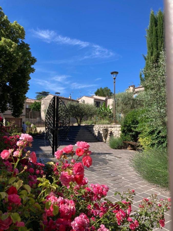 T2 Classe 2* Calme Au Coeur Du Village Provencale 格雷乌莱班 外观 照片