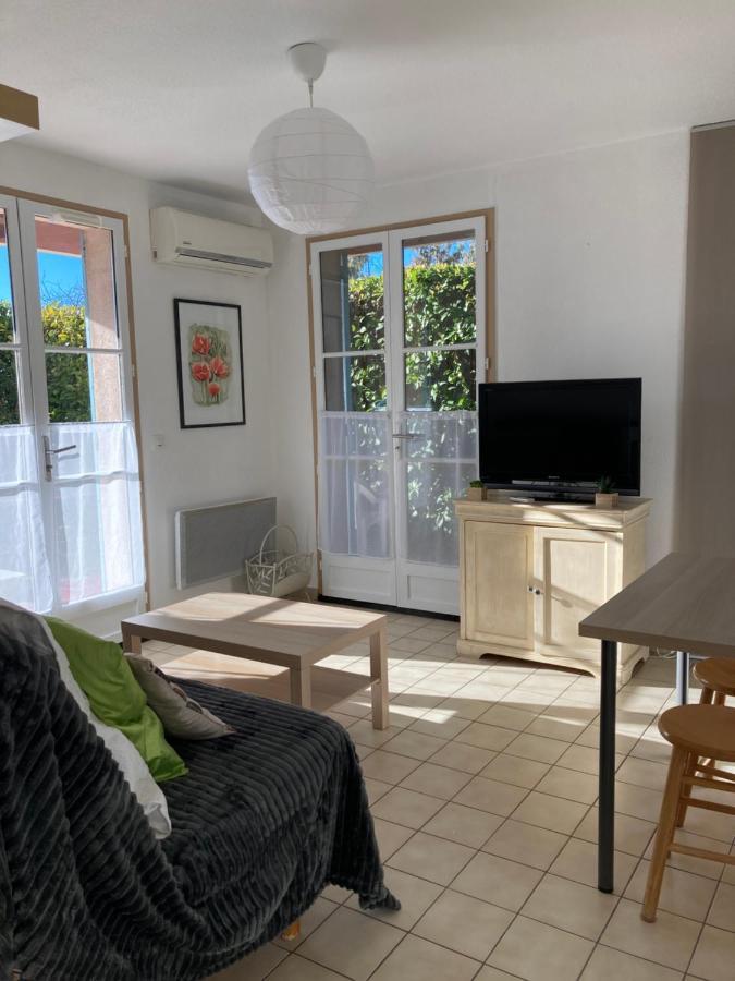 T2 Classe 2* Calme Au Coeur Du Village Provencale 格雷乌莱班 外观 照片