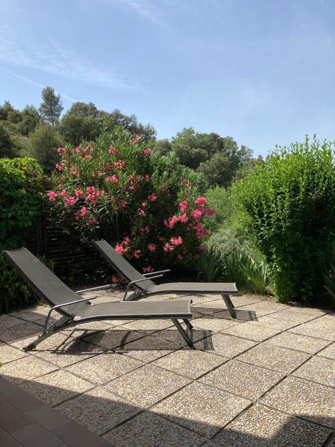 T2 Classe 2* Calme Au Coeur Du Village Provencale 格雷乌莱班 外观 照片